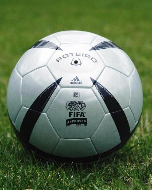 足球爱好者关注赛事